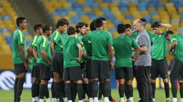 El entrenador brasileño, Luis Felipe Scolari (3d), conversa con sus jugadores durante un entrenamiento en el estadio Maracaná de Río de Janeiro