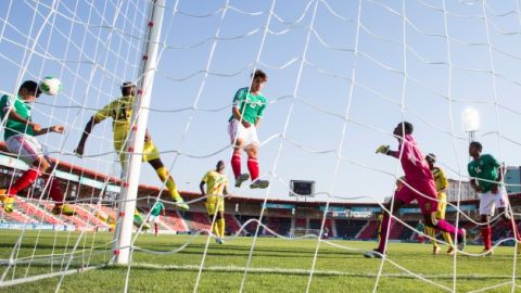 Jesús Corona (izq.) anota el segundo gol del seleccionado mexicano Sub-20 sobre Malí en el Estadio Kamil Ocak.