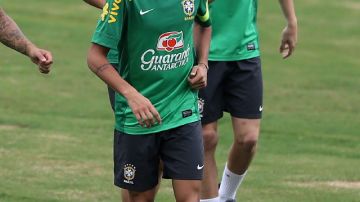 Neymar, Fred y Oscar  trotan en la práctica de  ayer de Brasil.