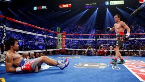La pegada del mexicano Juan Manuel Márquez (d) hizo efecto en la humanidad de Manny Pacquiao que se fue a la lona en la histórica pelea del año pasado.
