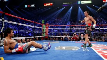 La pegada del  mexicano Juan Manuel Márquez (d) hizo efecto en la humanidad de Manny Pacquiao que se fue a la lona en la histórica pelea del año pasado.