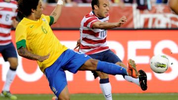 Landon Donovan remata ante la marca de Marcelo (6) en un partido amistoso disputado entre Estados Unidos y Brasil.
