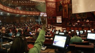 La Asamblea Nacional de Ecuador aprobó una nueva ley de comunicación.
