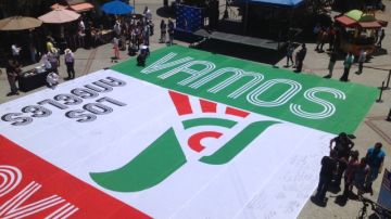 El despliegue de las banderas inició  en Los Angeles, donde se presentó la correspondiente a México. El evento fue en la Plaza México de la ciudad de Lynwood. Ahora llega al este de la nación para orgullo de los aficionados hondureños y salvadoreños.