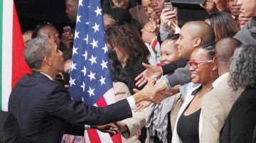 Obama saluda a estudiantes en Johannesburgo.