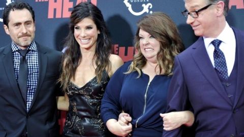 Demián Bichir (i), Sandra Bullock, Melissa McCarthey y el director Paul Feig, en el estreno de la cinta 'The Heat' en Nueva York.