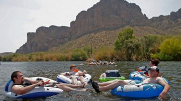Algunos flotan en el Salt River, de Phoenix. En el este de California, Nevada y Arizona se eseperan temperaturas tan altas como 118 grados Farenheit.