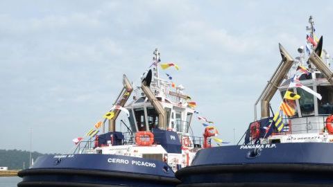 Dos remolcadores en el Canal de Panamá.