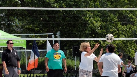 La comisionada de parques del condado de Queens, Dorothy  Lewandowsky, intenta jugar el voleibol ecuatoriano en la inauguración de las cinco canchas en el Flushing Meadows Corona Park, en Queens.
