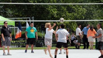 La comisionada de parques del condado de Queens, Dorothy  Lewandowsky, intenta jugar el voleibol ecuatoriano en la inauguración de las cinco canchas en el Flushing Meadows Corona Park, en Queens.