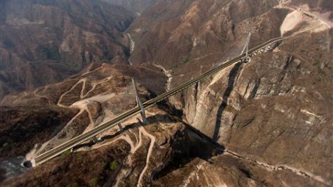 La nueva ruta mejorará el "espinazo del diablo" paso de autopista conocido por los numerosos accidentes.