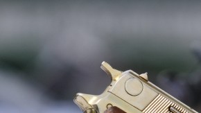 Encuestas muestran que nueve de cada 10 estadounidenses apoyan la revisión de antecedentes criminales para la compra de armas.