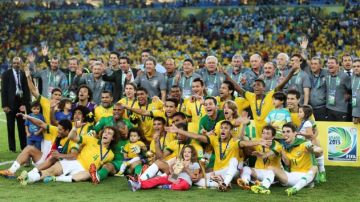 Directivos y jugadores de la selección brasileña posan para la foto del recuerdo como campeones de la Copa Confederaciones en el Estadio Maracaná.