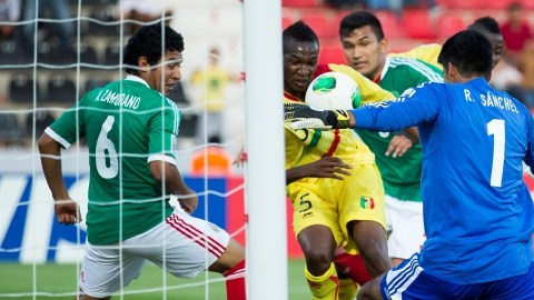 Una carga sobre de la portería de México es bien custodiada por el guardameta Richard Sánchez (1) y el defensa  Armando Zamorano (6) ante la entrada del malí Samba Diallo. La Tri ganó 4-1 y clasificó a los octavos de final.