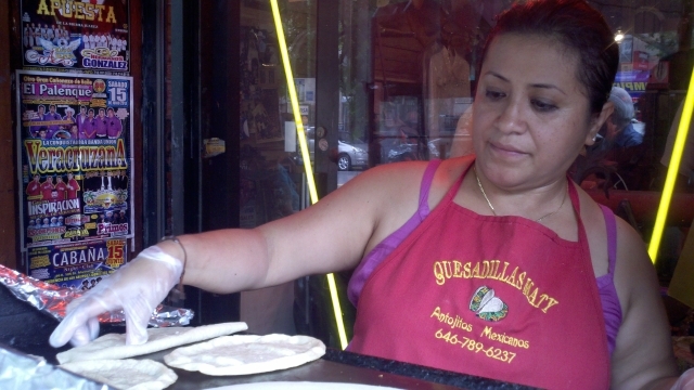 Matilde Herrera en plena tarea para crear sus tortillas. Ella se siente orgullosa de haber salido adelante con este local.