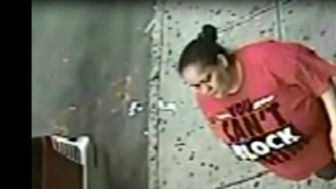Imagen de una de las sospechosas de haber dado paliza a otra mujer para robarle un celular, según la Policía de NYC.