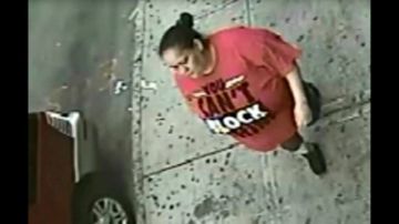 Imagen de una de las sospechosas de haber dado paliza a otra mujer para robarle un celular, según la Policía de NYC.