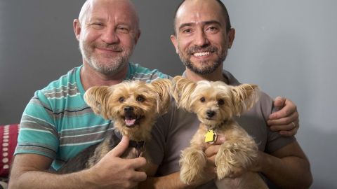 Julian Marsh (izquierda) y Traian Popov no pueden creer que formen parte de la historia al ser los primeros en recibir el permiso de residencia permanente.