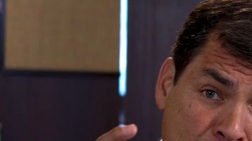 El presidente de Ecuador indicó, en una entrevista con la agencia AP, que Snowden está "bajo el cuidado de las autoridades de Rusia".