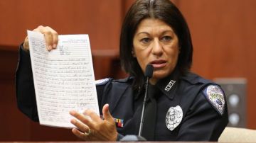 La oficial Doris Singleton muestra la transcripción de la entrevista realizada a George Zimmerman.