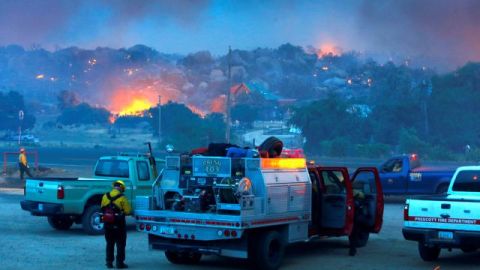 El incendio forestal en Yarnell, Arizona  que mató a 19 bomberos n cerca de la ciudad fue alimentado por las condiciones calientes y secas. El fuego se inició con un rayo el viernes y se extendió a 2.000 hectáreas el domingo