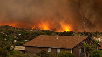 El fuego amenaza varias residencias de las comunidades de Yarnell y Glen Isla.