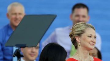 Kenia Castillo, de 13  años y estudiante del octavo grado en la escuela Luther Burbank en Highland Park, fue quien juramentó a Eric Garcetti como nuevo alcalde de Los Ángeles.