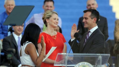 Kenia Castillo, de 13 años y estudiante del octavo grado en la escuela Luther Burbank en Highland Park, fue quien juramentó a Eric Garcetti como nuevo alcalde de Los Ángeles.