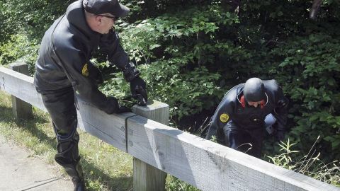 Aunque las autoridades estuvieron investigando la zona en la cual apareció el cuerpo de Odin Lloyd, no encontraron el espejo que le falta al Altima que se alega condujo Aarón Hernández.