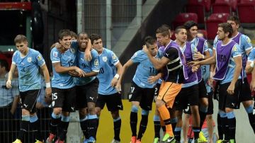 Los jugadores Uruguay celebran el gol de Nicolás López (c) ante Nigeria