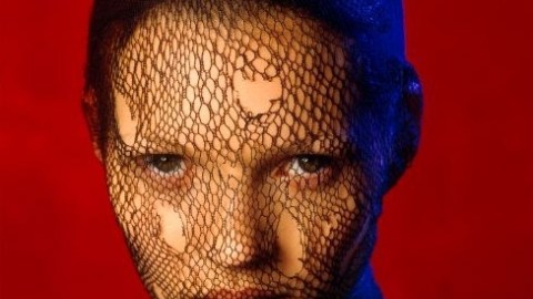 'Kate Moss in Torn Veil', Marrakech de 1993 por Albert Watson.