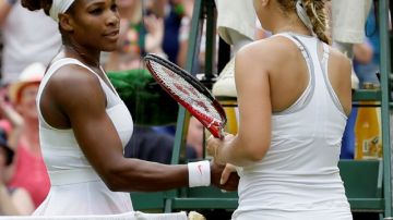 Serena Williams (izquierda) se despide de Sabine Lisicki, luego que la alemana le ganará en el torneo de Wimbledon.