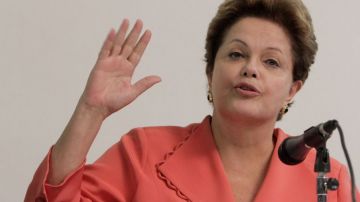 La presidenta brasileña, Dilma Rousseff, solicitó hoy al Congreso que convoque un plebiscito para la reforma política que exigen los "indignados".
