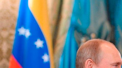 El presidente de Venezuela, Nicolás Maduro (der.), se reunió este martes en Moscú con el líder ruso Vladímir Putin.