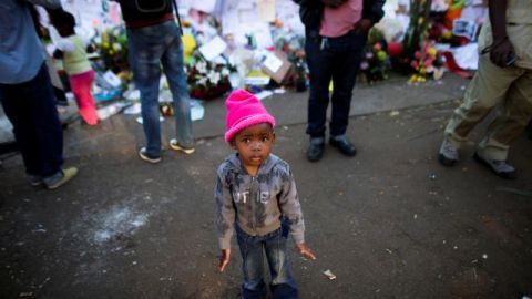Menores y adultos llegan hasta el hospital para brindarle apoyo a Mandela y a su familia.