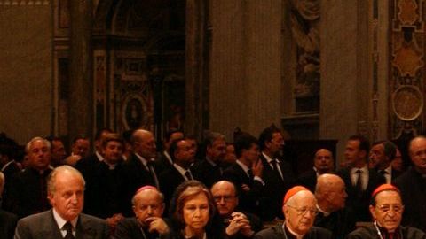 Imagen del velatorio de Juan Pablo II en el 2005, en la Basílica de San Pedro en El Vaticano.