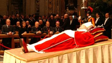 Imagen del velatorio de Juan Pablo II en el 2005, en la Basílica de San Pedro en El Vaticano.