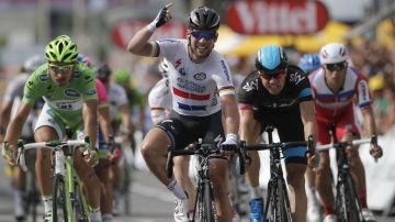 Cavendish ganó el sprint final de la etapa que vivió otra caída.