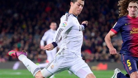 En la imagen, el defensa del Barcelona Carles Puyol disputa un balón con Cristiano Ronaldo