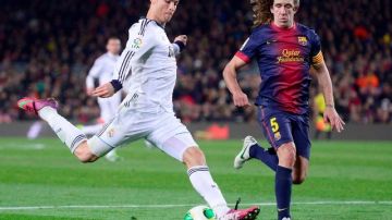 En la imagen, el defensa del Barcelona Carles Puyol disputa un balón con Cristiano Ronaldo