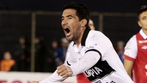 Juan Carlos Ferreyra del Olimpia de Paraguay festeja un gol contra el Independiente Santa Fé de Colombia