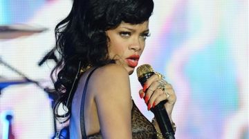 Rihanna no dudó en tomar el micrófono para entonar las notas del clásico de No Doubt "Don´t speak".
