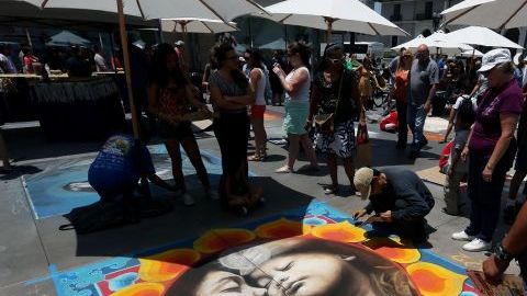 El Valle de San Gabriel debe estar orgulloso de su historia, sus raíces y las diversas comunidades. En la foto, artistas participan en el Festival de Tiza de Pasadena.