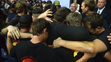 Varios bomberos   se abrazan durante el funeral por las 19 víctimas del incendio de Yarnel Hill, ayer en la Universidad Aeronáutica Embry-Riddle, Arizona.
