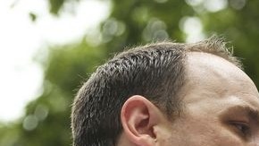 El alcalde de la Ciudad de Nueva York, Michael Bloomberg, observa a los ganadores de la competencia en el 2012, Joey "Mandíbulas" Chestnut y Sonya Thomas, quienes "calentaron" hoy para enfrentar el reto.