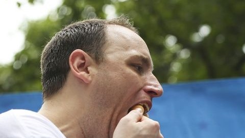 El alcalde de la Ciudad de Nueva York, Michael Bloomberg, observa a los ganadores de la competencia en el 2012, Joey "Mandíbulas" Chestnut y Sonya Thomas, quienes "calentaron" hoy para enfrentar el reto.