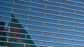 Los turistas que ignoraban lo ocurrido ayer en el parque, observaban hoy desde los portones cerrados en parte de Coney Island.