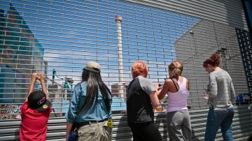 Los turistas que ignoraban lo ocurrido ayer en el parque, observaban hoy desde los portones cerrados en parte de Coney Island.