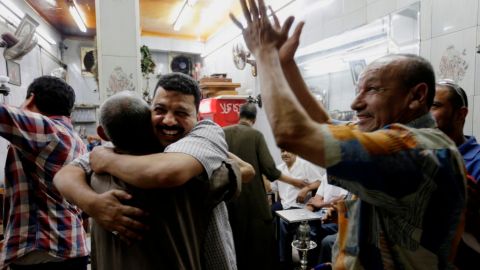 Los ciudadanos egipcios se abrazaron y lloraron tras conocer la noticia, y miles se lanzaron a las calles de El Cairo y otras ciudades para celebrar.