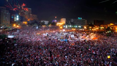 Decenas de miles de jubilosos opositores a Mursi llenaron la histórica plaza Tahrir de El Cairo para celebrar su destitución.